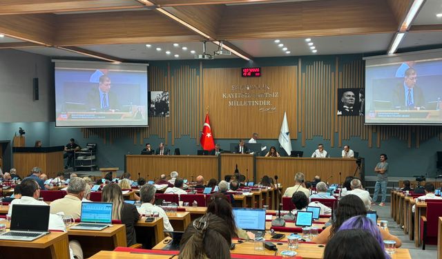 Başkan Tugay’dan yangın uçağı açıklaması: “Para sorunu yok, mevzuat buna engel”
