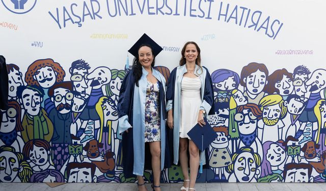 Yaşar Üniversitesi mezuniyetinde iki annenin azim dolu eğitim yolculuğu