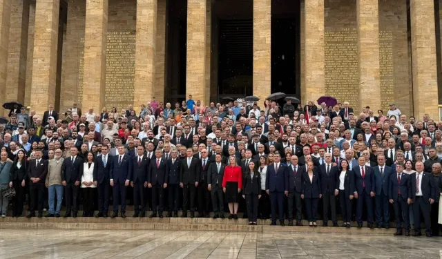 Yeni Parti'nin ilk durağı Anıtkabir oldu: Özel Defter'i imzaladı