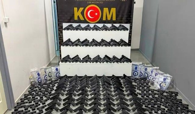 Araçtan cephanelik çıktı: 165 tabanca ve 4 av tüfeği ele geçirildi