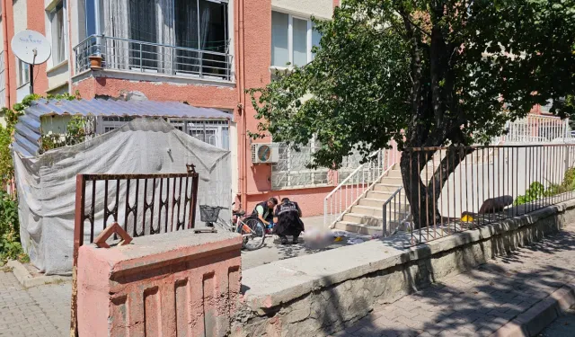 Boşanma aşamasındaki eşine evinin önünde bıçaklı saldırı
