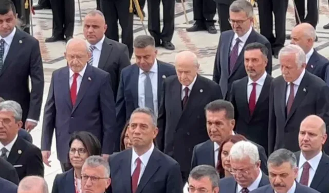 Bahçeli ile Kılıçdaroğlu Anıtkabir’de yan yana yürüdü