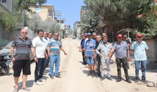 Bayraklı'da bozuk ve çamurlu yollar vatandaşı isyan ettirdi: Mahalleli çözümü halıda buldu