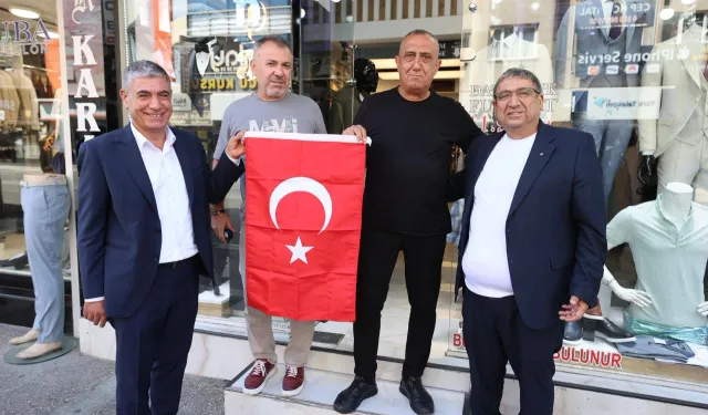 Buca 30 Ağustos’a hazırlanıyor: Esnafa Türk bayrağı dağıtıldı