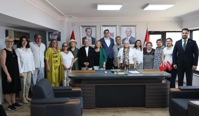Çağatay Güç duyurdu: İzmir’de YENİ Parti’ye katılanlara rozetleri takıldı
