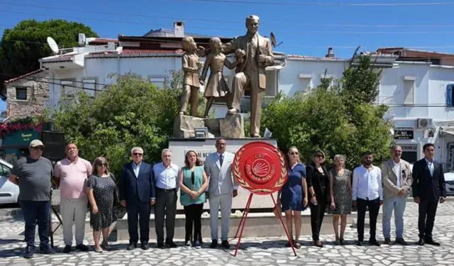 CHP Foça’da yeni yönetim ilk toplantının ardından Atatürk Anıtı’na çıktı