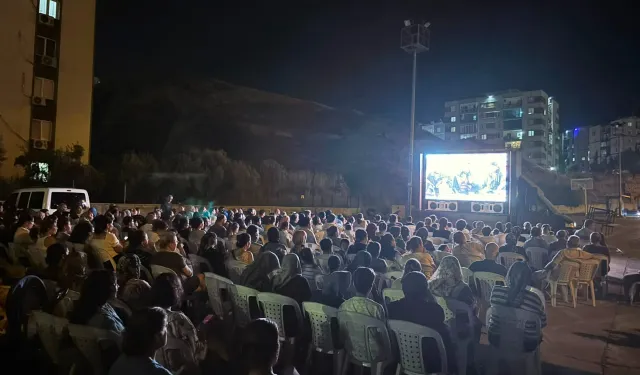 Çiğli’nin mahallelerinde açık hava sineması keyfi