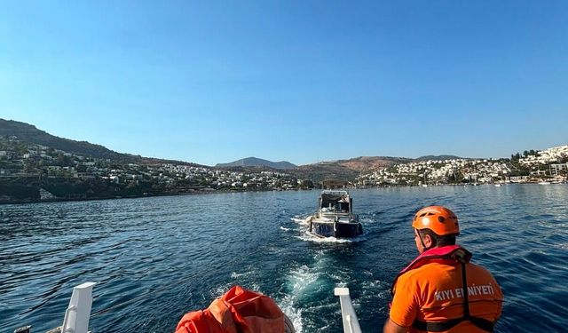 Dakikalarla yarışıldı! Su alan teknede 4 kişi kurtarıldı