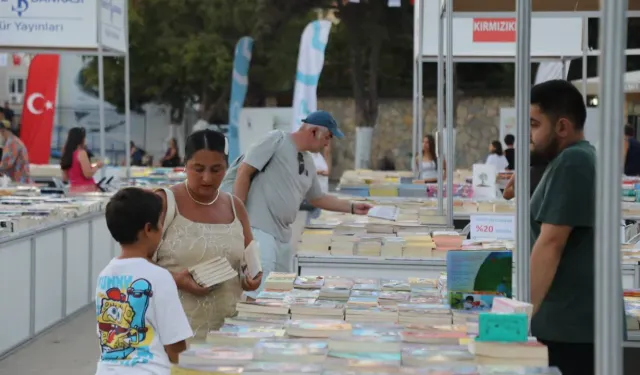 Edremit Kitap Fuarı’nda demokrasi, tarih, edebiyat ve tiyatro buluştu