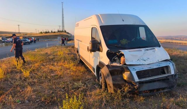 Feci kaza: Otomobil ile minibüs çarpıştı, 2 kişi hayatını kaybetti