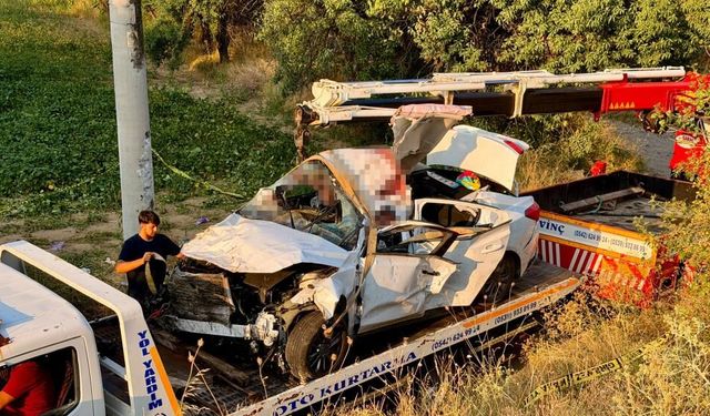 Feci kaza: Otomobil şarampole devrildi, 2 kişi hayatını kaybetti