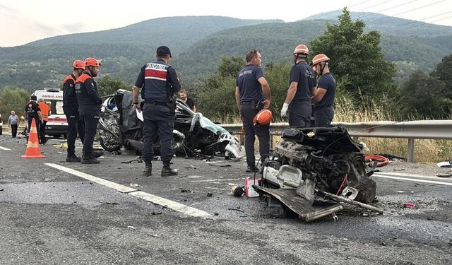 Feci kaza: Refüjü aşan otomobil karşı şeritte başka araçla çarpıştı!