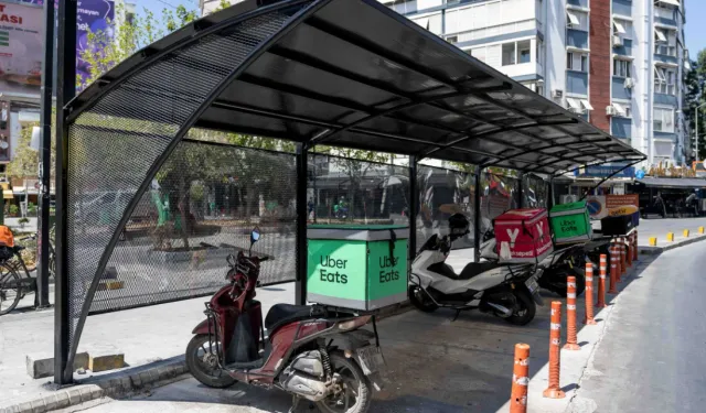 Bornova’da kuryeler ve bankamatik kullanıcıları için gölgelik düzenlemesi