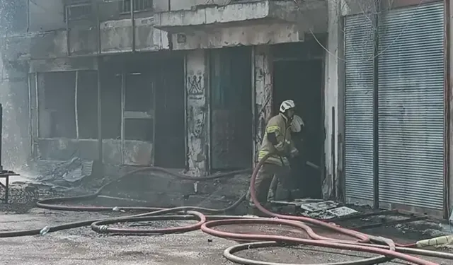 İzmir Buca'da sünger deposunda yangın çıktı