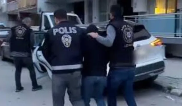 İzmir'de suç örgütü propagandası yapan 9 kişiden 3'ü tutuklandı