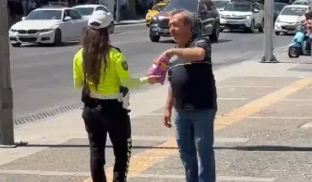 İzmir’de trafik polisinden yüzleri gülümseten kandil jesti