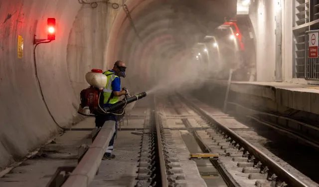 İzmir metrosunda görünmeyen mesai: Gece boyunca mücadele!