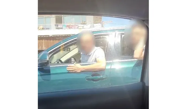 İzmir otoyolunda tehlikeli anlar: Önünü kesip taş attılar