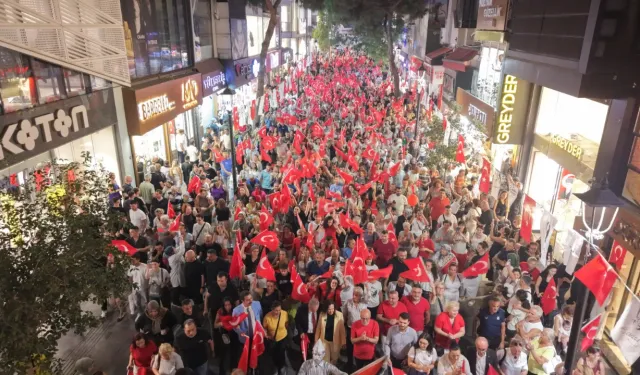 Karşıyaka Çarşısı kırmızı beyaza büründü