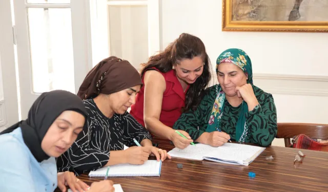 Konak'ta okuma yazma kursu kadınların hayatını değiştiriyor