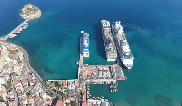 Kuşadası'na 3 kruvaziyerle 9 bin 130 turist geldi
