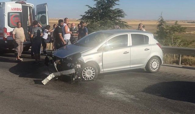 Lastiği patlayan otomobil bariyerlere çarptı: 1’i çocuk 3 kişi yaralandı