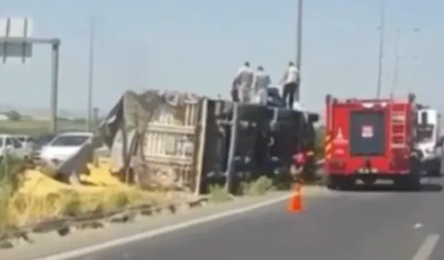 Menemen yolunda kum yüklü kamyon devrildi