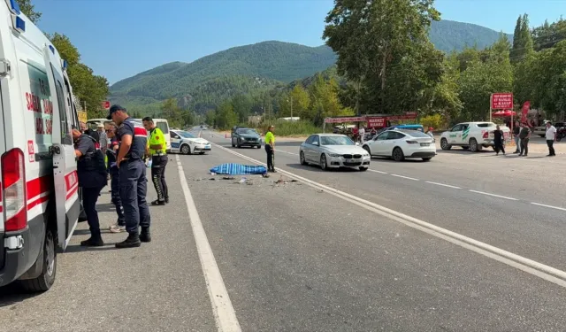 Hafif ticari araçla minibüs çarpıştı; karı koca hayatını kaybetti, 4 kişi yaralandı