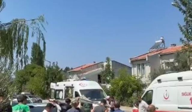 Motosiklet park halindeki otomobile çarptı: 2 kişi hayatını kaybetti