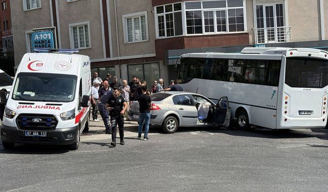 Özel halk otobüsü ile otomobil çarpıştı: Çok sayıda yaralı var!