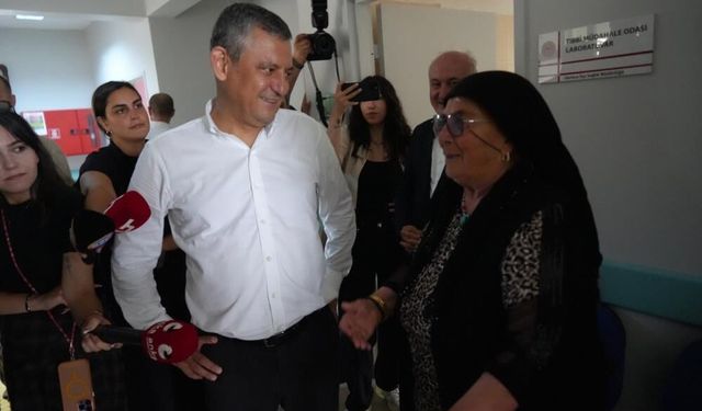 Özgür Özel’den Kılıçdaroğlu sorusuna gülümseten yanıt: “Kafasına göre bizim binada oturuyor”