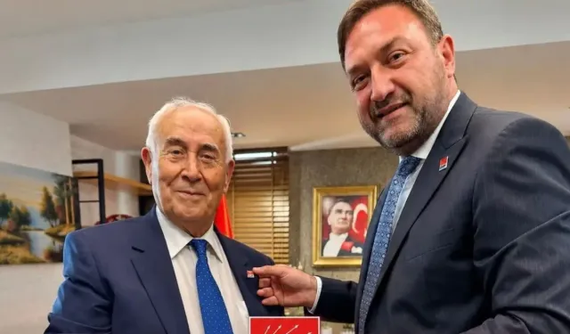 Utku Gümrükçü'den Soyer'e ihanet: Kemal Karataş'a rozeti bizzat taktı