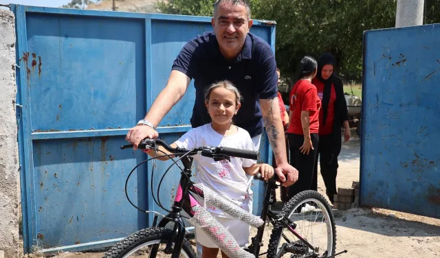Yangında bisikleti yandı, Başkan Arıcı yenisini götürdü