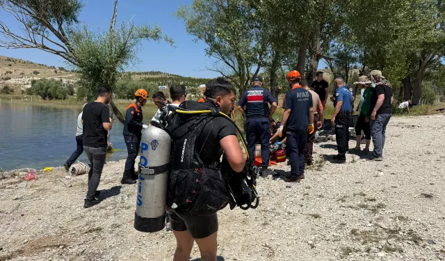 Yem taşıma teknesini kurtarmak isterken barajda can verdi
