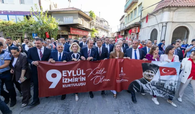 İzmir 9 Eylül kutlamalarında binler Cumhuriyet Meydanı’na yürüdü