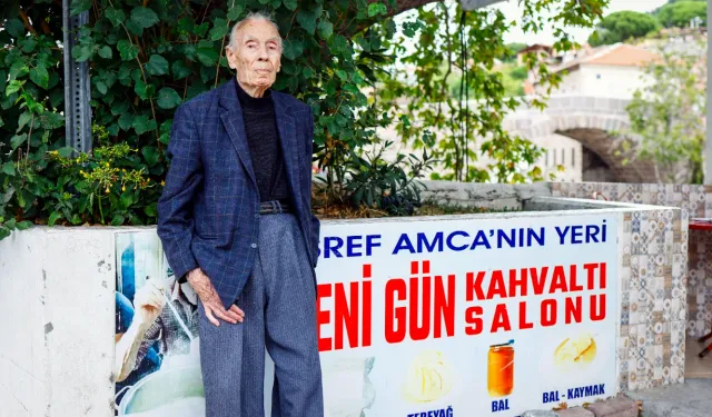 Bergama’nın Eşref amcası 80 yıllık dükkânına veda ediyor
