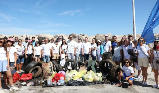 Çeşme kıyılarından 1,5 ton atık çıkarıldı