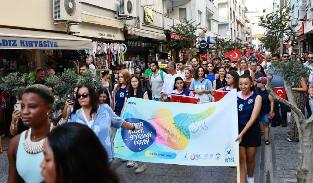 EFEST 2026 kortejle başladı: Efes Selçuk’ta kültür, sanat ve eğlence bir araya geldi
