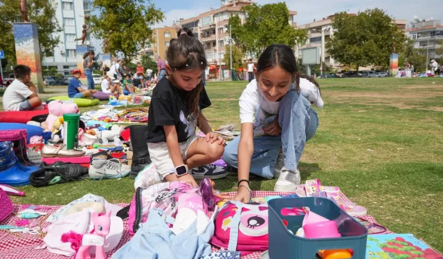 Gaziemir’de ikinci el pazarı çocukları buluşturdu