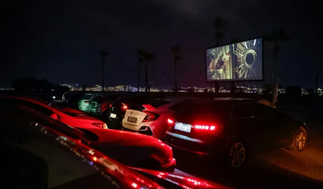 İnciraltı'nda arabada sinema keyfi