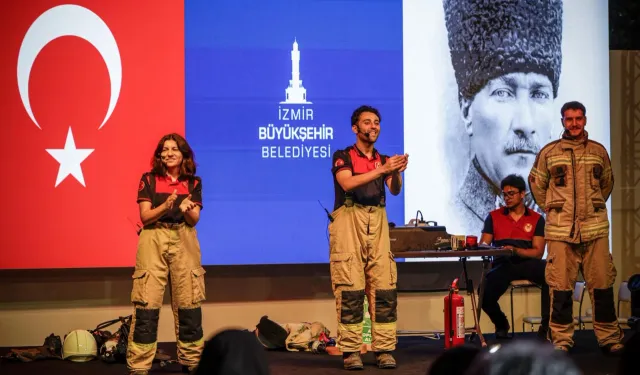 İtfaiyeciler bu kez çocuklar için sahneye çıktı
