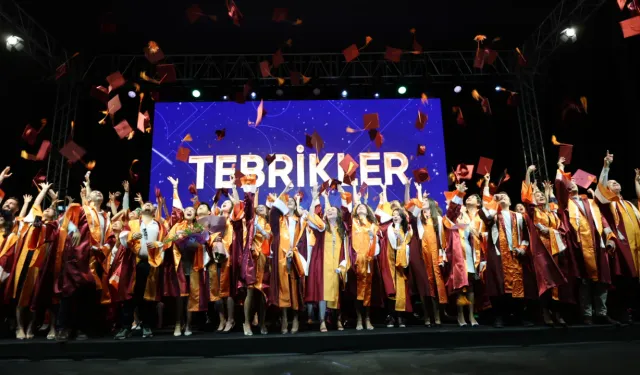 İzmir Ekonomi Üniversitesi’nde 144 lisansüstü öğrenci mezuniyet sevinci yaşadı