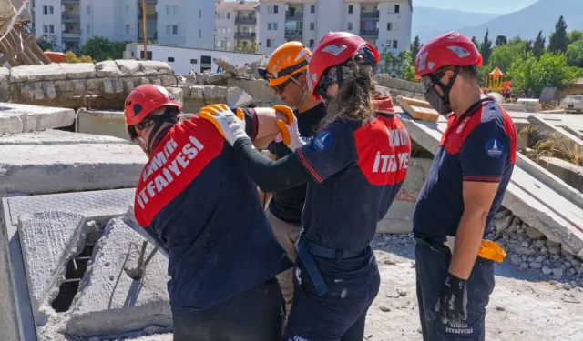 İzmir İtfaiyesi ağır arama kurtarmaya hazırlanıyor