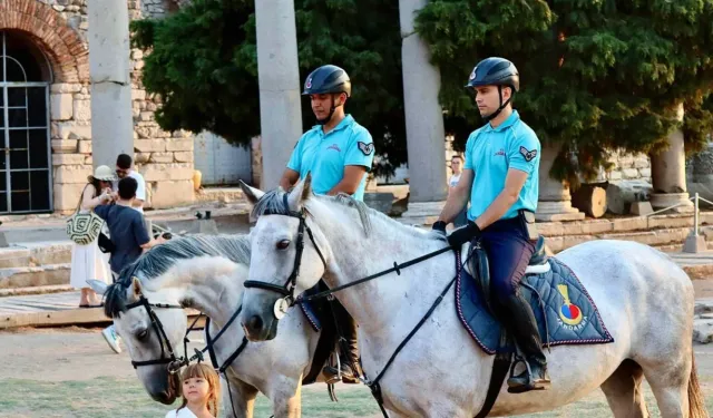 İzmir’de atlı jandarma 12 ilçede devriye geziyor