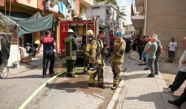İzmir’de ev yangını paniği: 1’i çocuk 2 kişi dumandan etkilendi