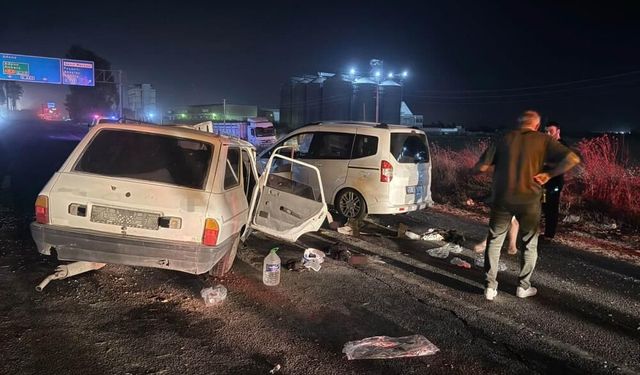 Karşı şeride geçen otomobil başka araçla çarpıştı: 1 çocuk öldü, 6 yaralı