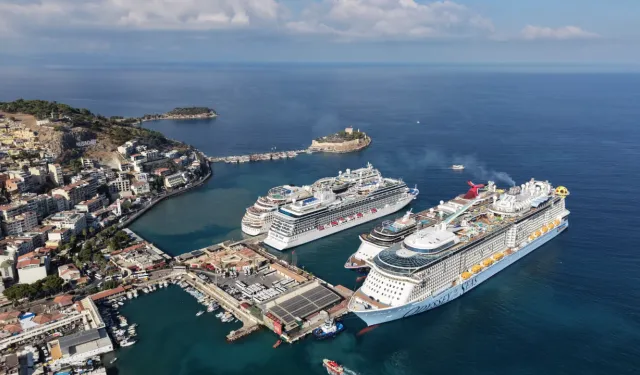 Kuşadası’na 4 kruvaziyerle 11 bin 811 turist geldi