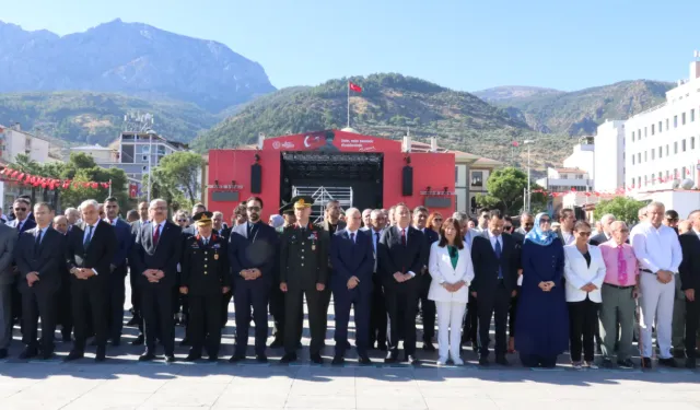 Manisa’nın kurtuluşunun 104. yılı törenle kutlandı
