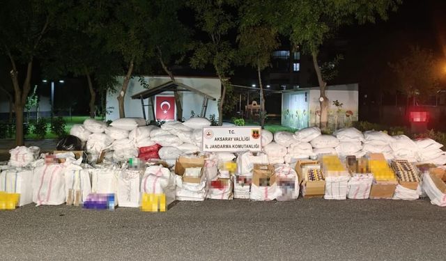 Şüpheli hareketleri ele verdi! Tırdan binlerce kaçak ürün çıktı