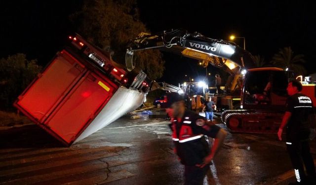 Tır dolmuş durağına devrildi: 2 kişi hayatını kaybetti